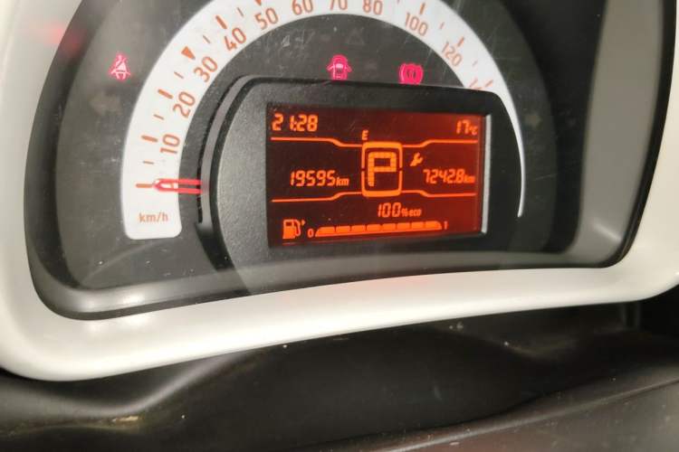 Used smart forfour 2018 1.0L 52 kW Dynamic Edition Odometer Close Up