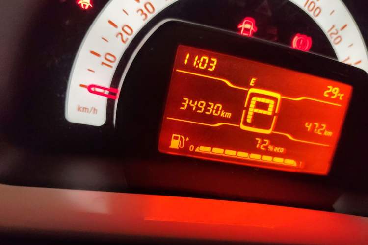 Used smart forfour 2018 1.0L 52 kW Dynamic Edition Odometer Close Up