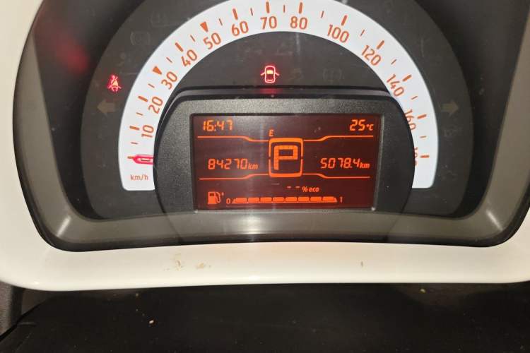Used smart forfour 2018 1.0L 52 kW Dynamic Edition Odometer Close Up