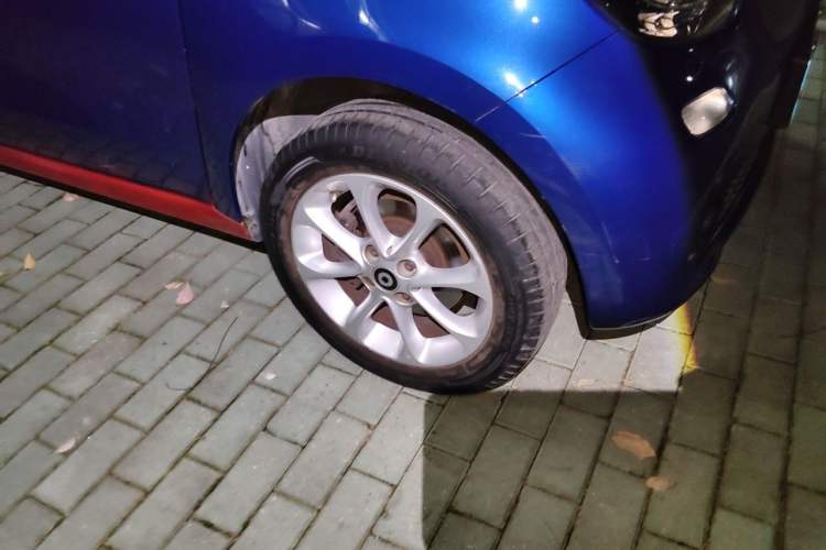 Used smart forfour 2018 1.0L 52 kW Dynamic Edition Right Front Wheel Hub