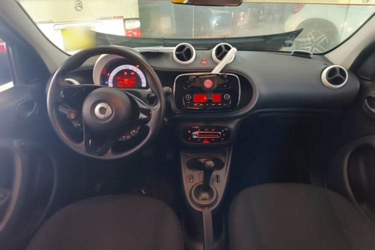 Used smart forfour 2018 1.0L 52 kW Dynamic Edition Center Console
