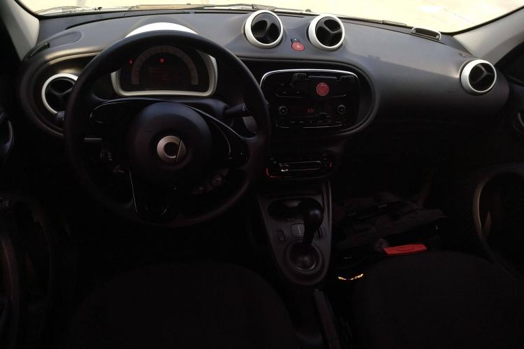 Used smart forfour 2018 1.0L 52 kW Dynamic Edition Center Console