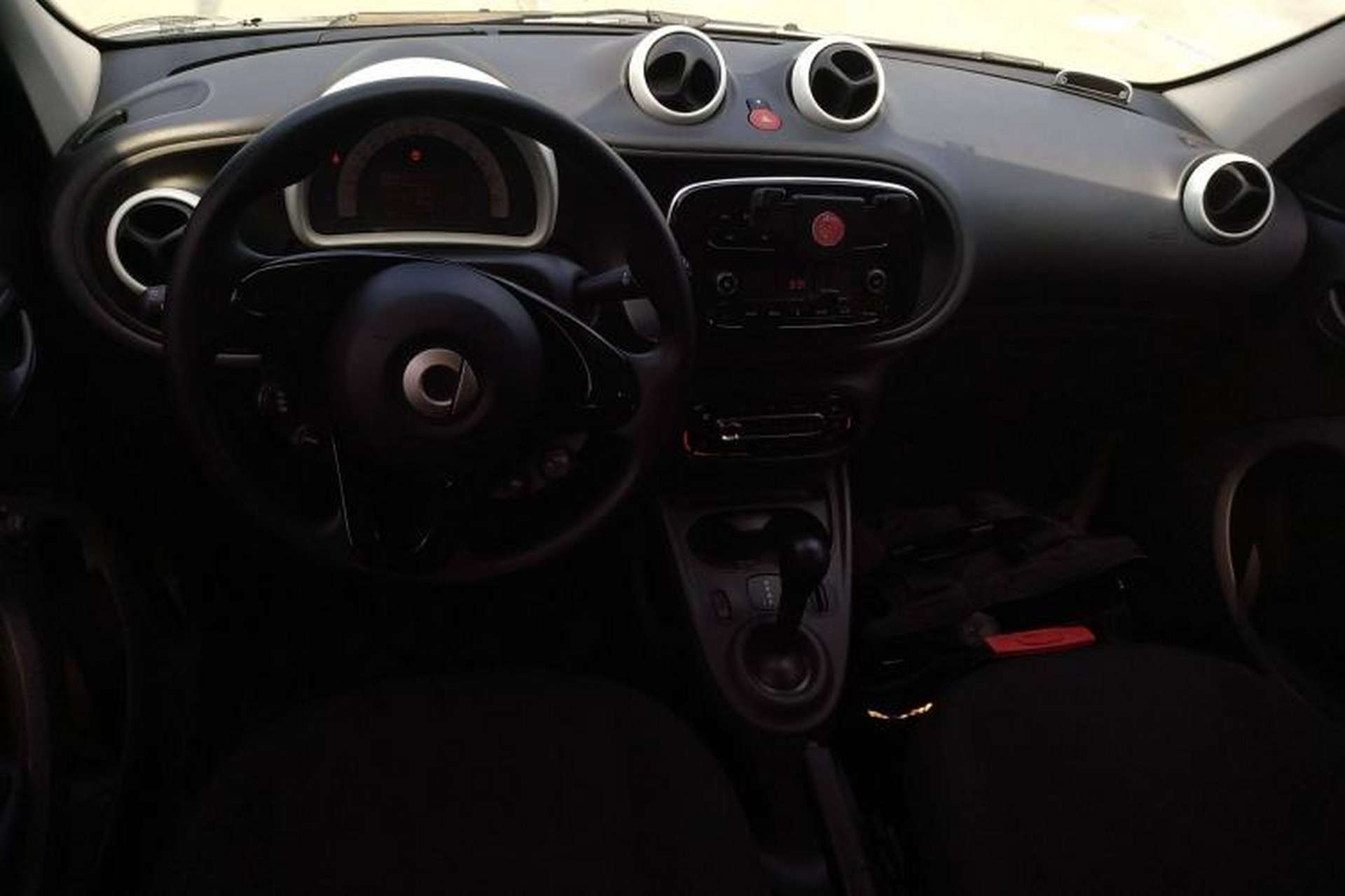 Used smart forfour 2018 1.0L 52 kW Dynamic Edition Center Console