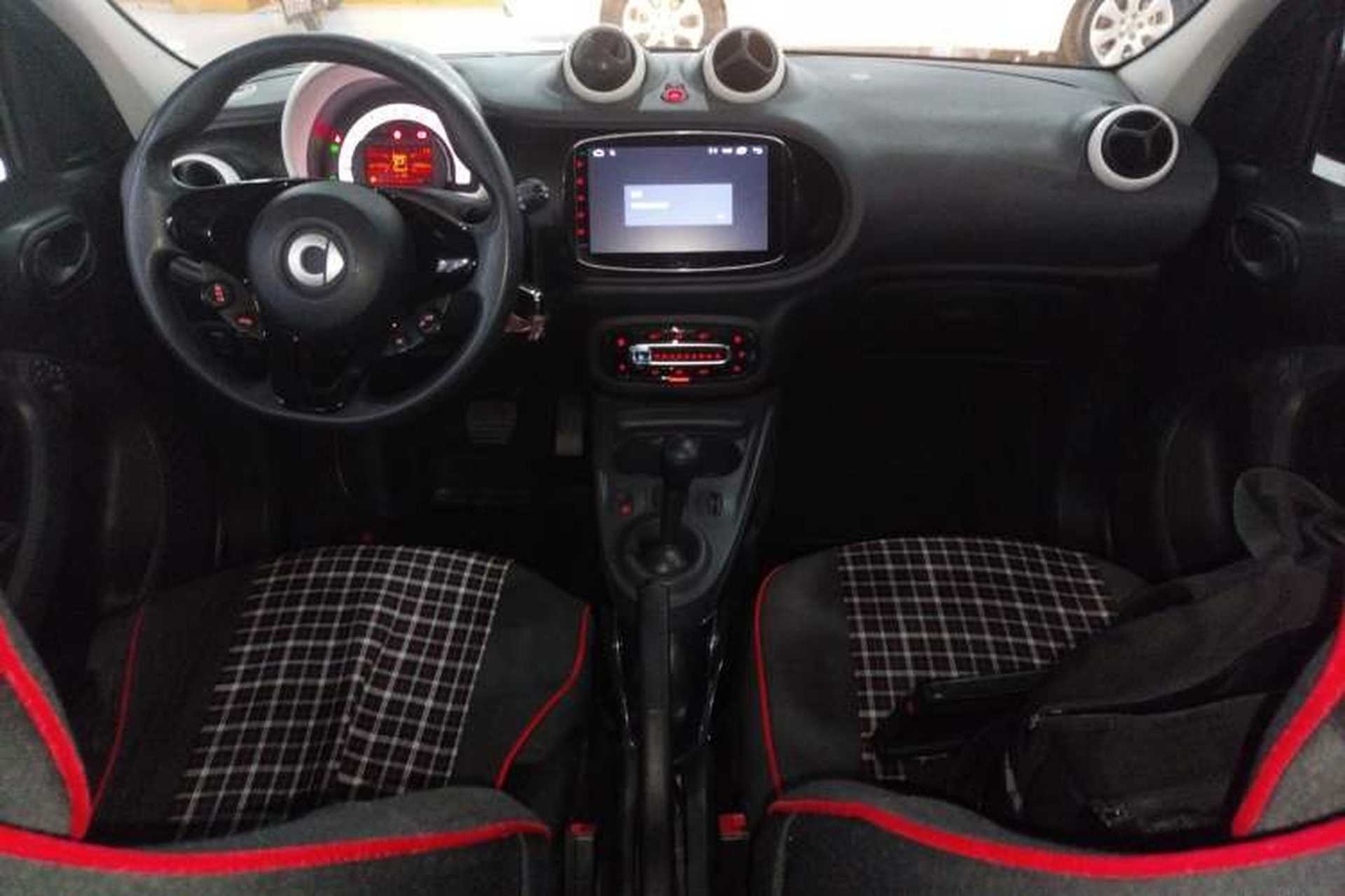 Used smart forfour 2018 1.0L 52 kW Dynamic Edition Center Console