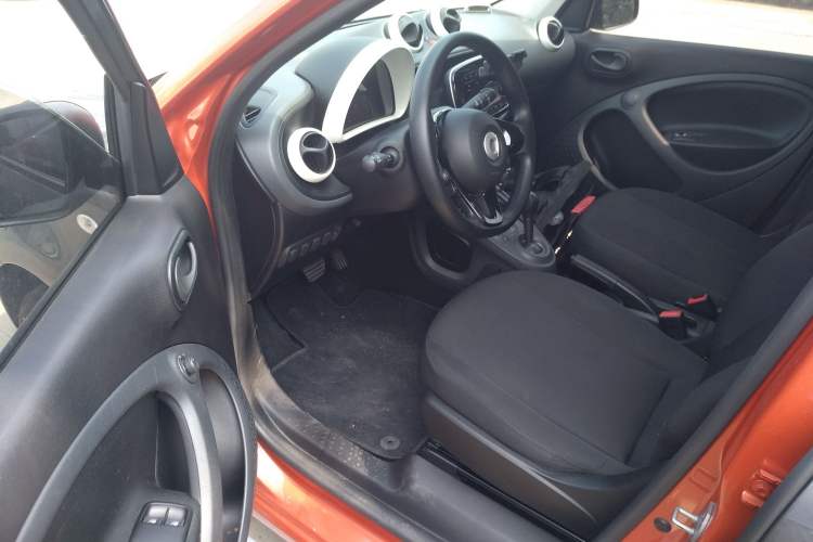 Used smart forfour 2018 1.0L 52 kW Dynamic Edition Driver Seat