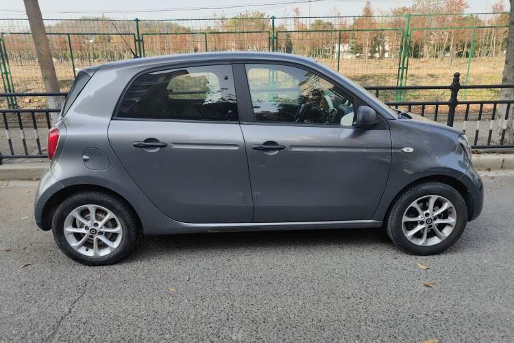 Used smart forfour 2018 1.0L 52 kW Dynamic Edition Exterior 2