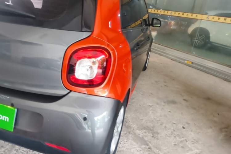 Used smart forfour 2018 1.0L 52 kW Dynamic Edition Exterior 3