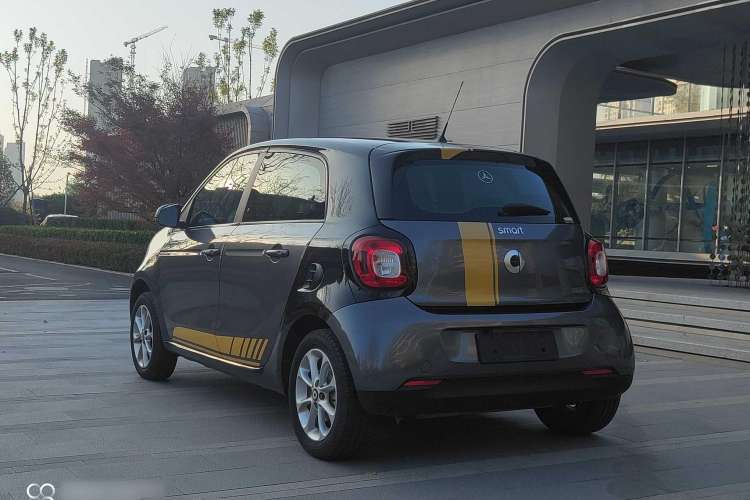 Used smart forfour 2018 1.0L 52 kW Dynamic Edition Exterior 4