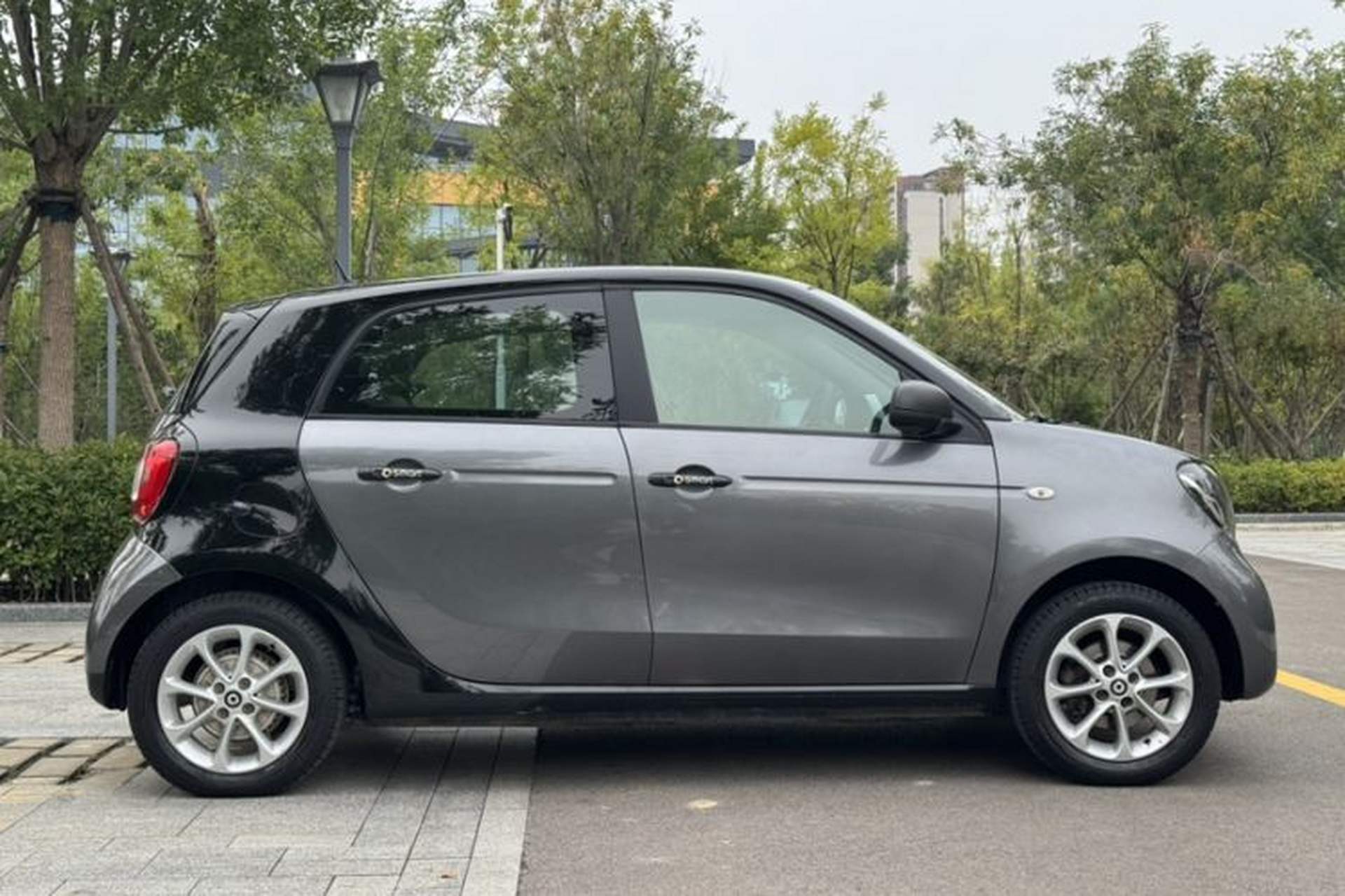 Used smart forfour 2018 1.0L 52 kW Dynamic Edition Exterior 7