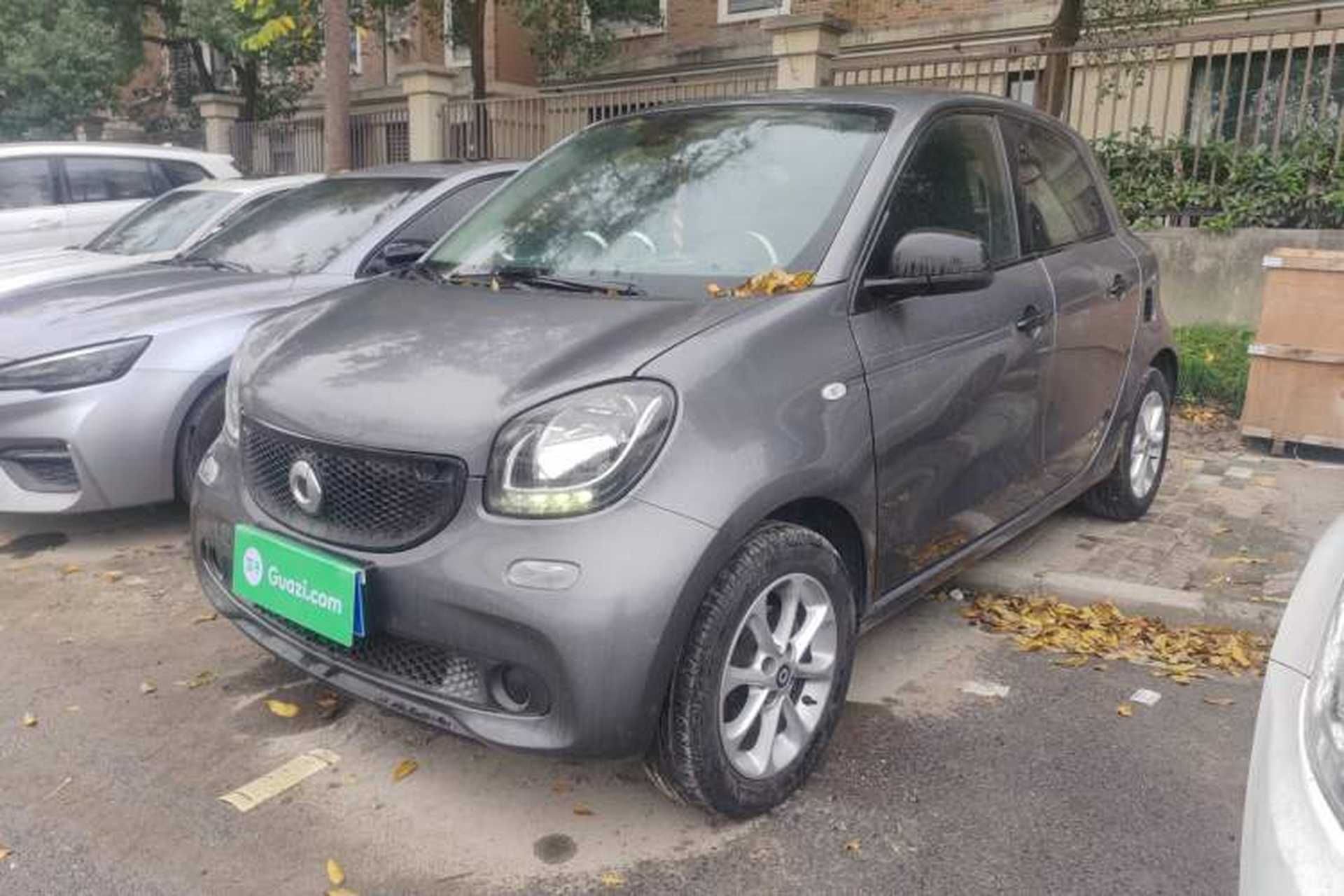 Used smart forfour 2018 1.0L 52 kW Dynamic Edition Front Left 45 Deg