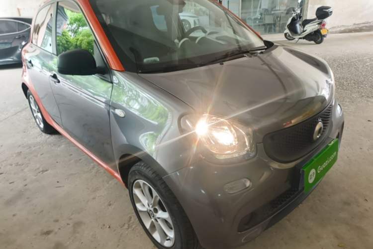 Used smart forfour 2018 1.0L 52 kW Dynamic Edition Front Right 45 Deg