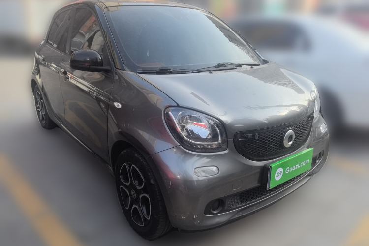 Used smart forfour 2018 0.9T 66 kW Pioneer Edition Front Right 45 Deg