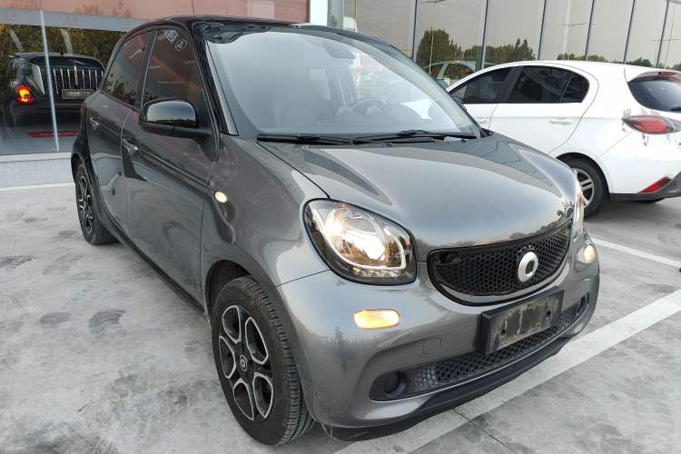 Used smart forfour 2018 0.9T 66 kW Pioneer Edition Front Right 45 Deg