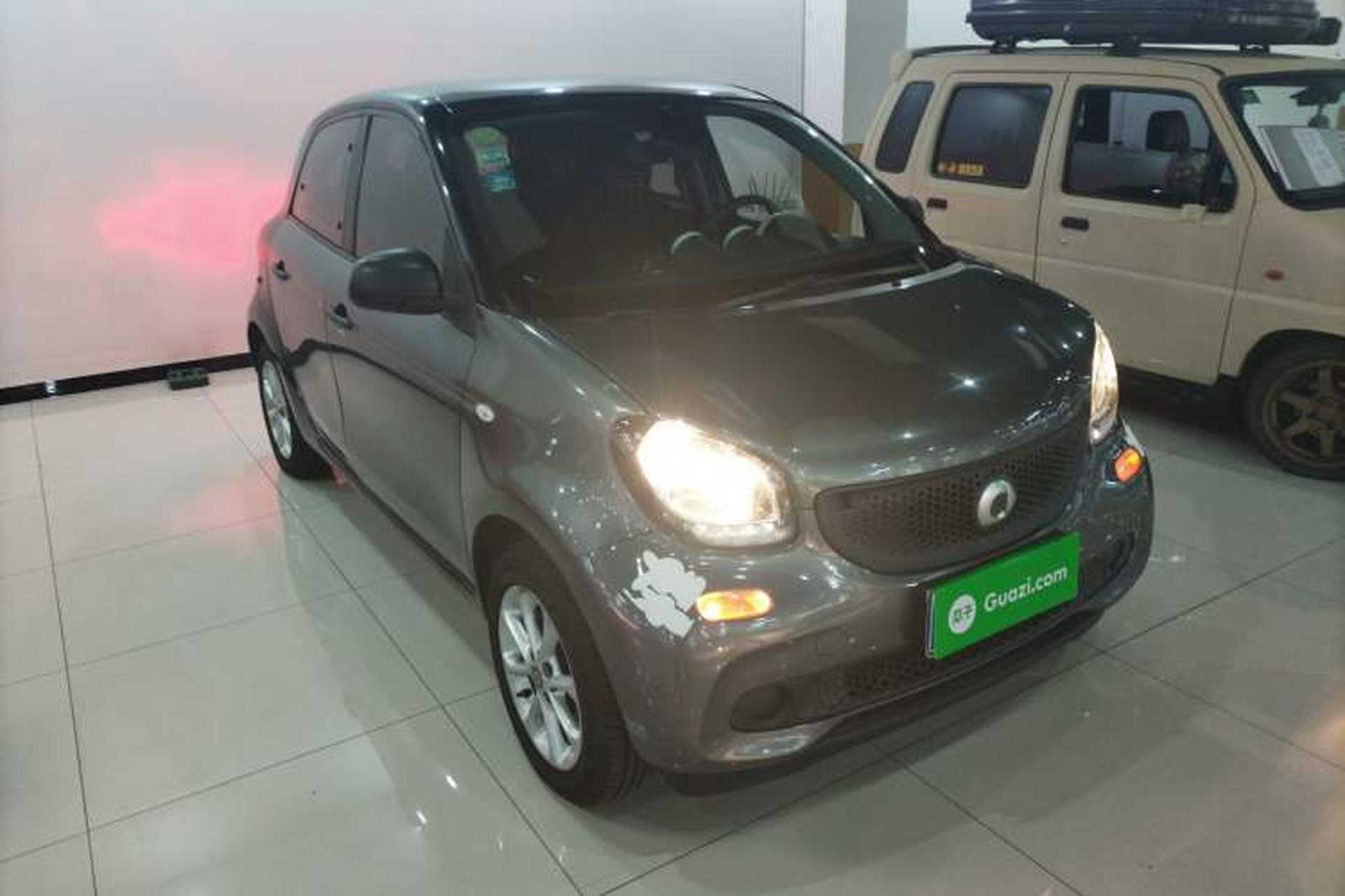 Used smart forfour 2018 1.0L 52 kW Dynamic Edition Front Right 45 Deg