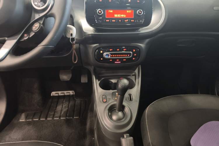 Used smart forfour 2018 1.0L 52kW Passion Edition Gear Lever