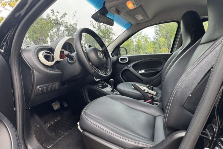 Used smart forfour 2018 1.0L 52 kW Dynamic Edition Interior 2