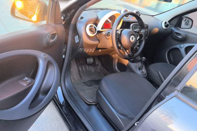 Used smart forfour 2018 1.0L 52 kW Dynamic Edition Interior 2