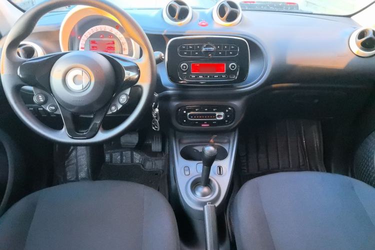 Used smart forfour 2018 1.0L 52 kW Dynamic Edition Interior 3