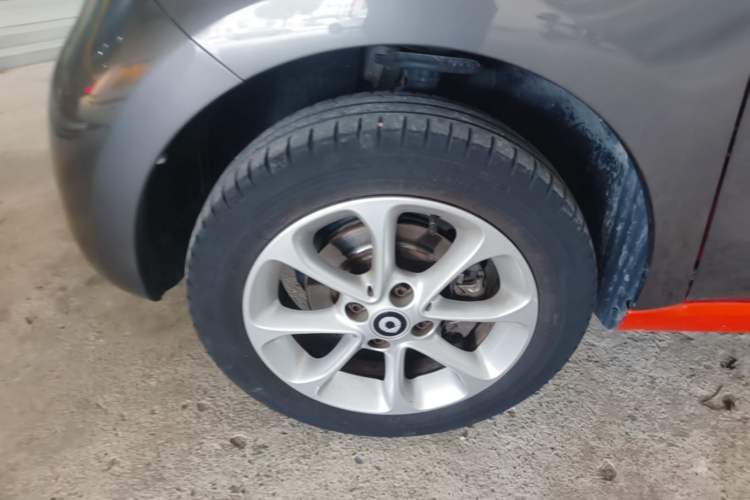 Used smart forfour 2018 1.0L 52 kW Dynamic Edition Left Front Wheel Hub