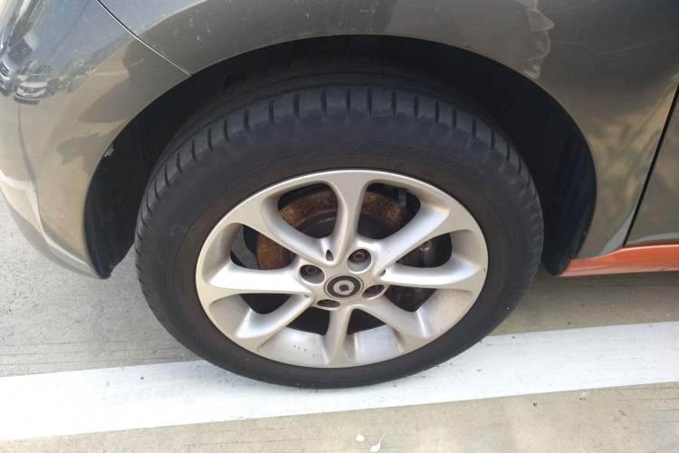 Used smart forfour 2018 1.0L 52 kW Dynamic Edition Left Front Wheel Hub
