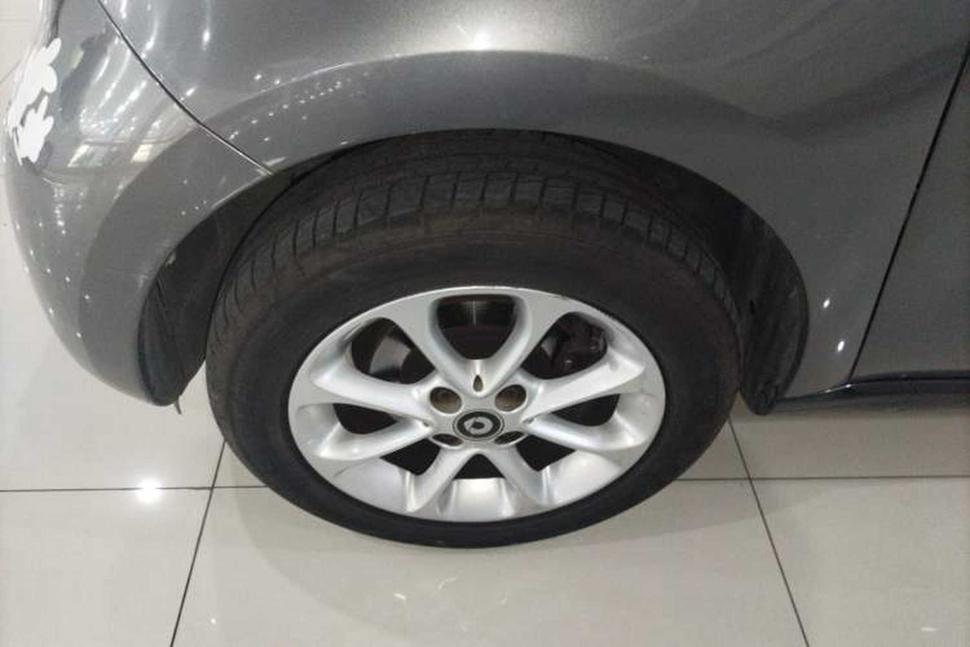 Used smart forfour 2018 1.0L 52 kW Dynamic Edition Left Front Wheel Hub