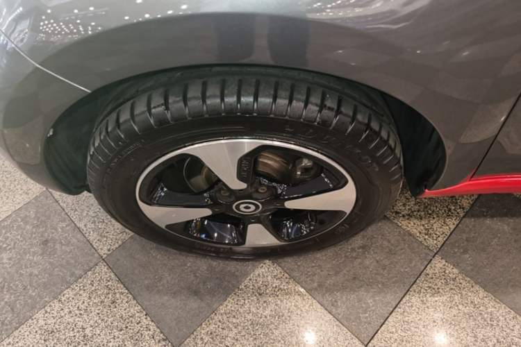Used smart forfour 2018 1.0L 52kW Passion Edition Left Front Wheel Hub