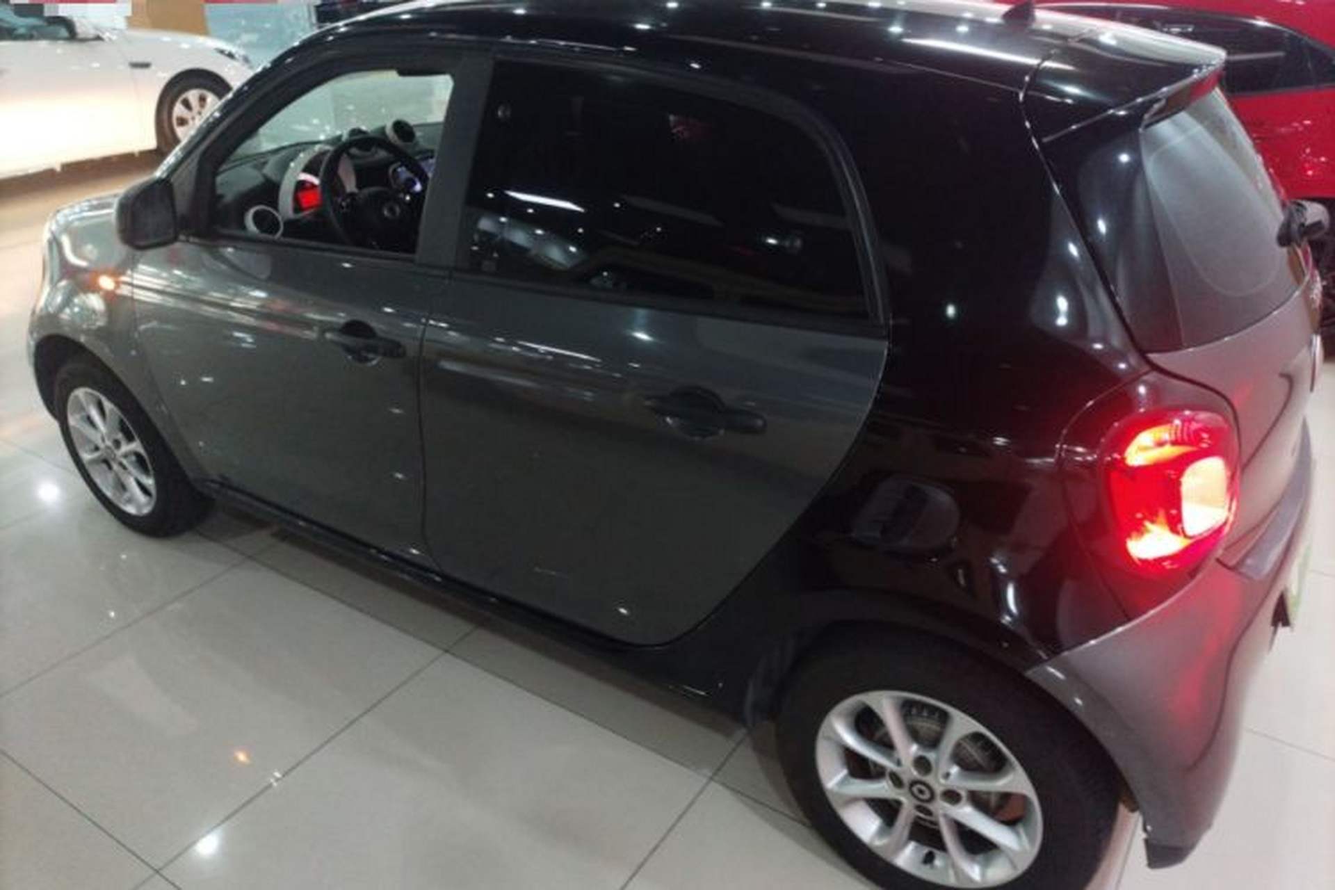 Used smart forfour 2018 1.0L 52 kW Dynamic Edition Left Side