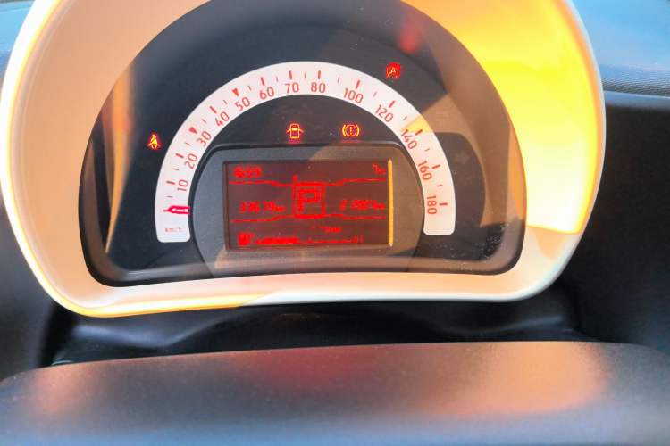 Used smart forfour 2018 1.0L 52 kW Dynamic Edition Odometer Close Up