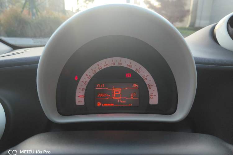 Used smart forfour 2018 1.0L 52 kW Dynamic Edition Odometer Close Up