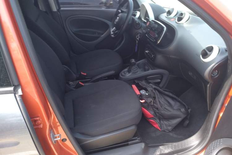 Used smart forfour 2018 1.0L 52 kW Dynamic Edition Right Front Seat