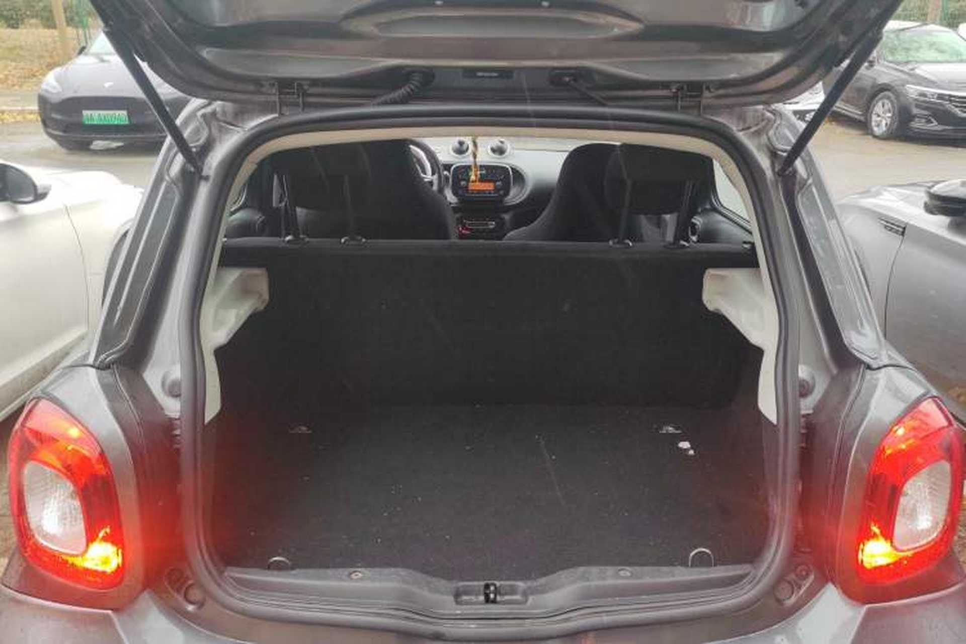 Used smart forfour 2018 1.0L 52 kW Dynamic Edition Trunk