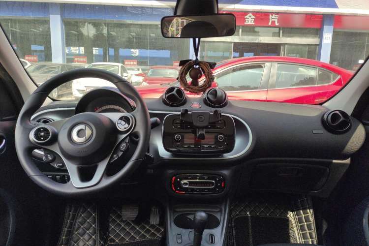 Used smart forfour 2018 1.0L 52kW Passion Edition Center Console