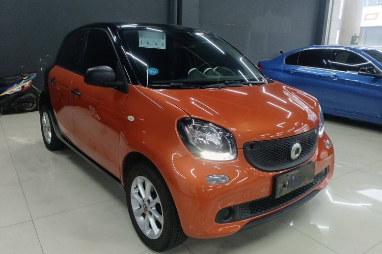 Used smart forfour 2018 1.0L 52 kW Dynamic Edition Front Right 45 Deg