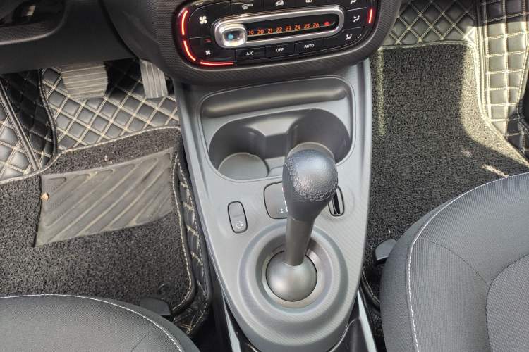 Used smart forfour 2018 1.0L 52kW Passion Edition Gear Lever