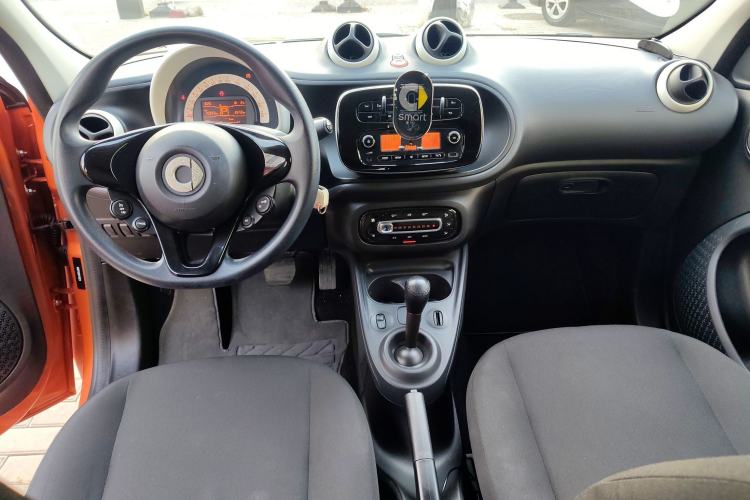 Used smart forfour 2018 1.0L 52 kW Dynamic Edition Interior 2