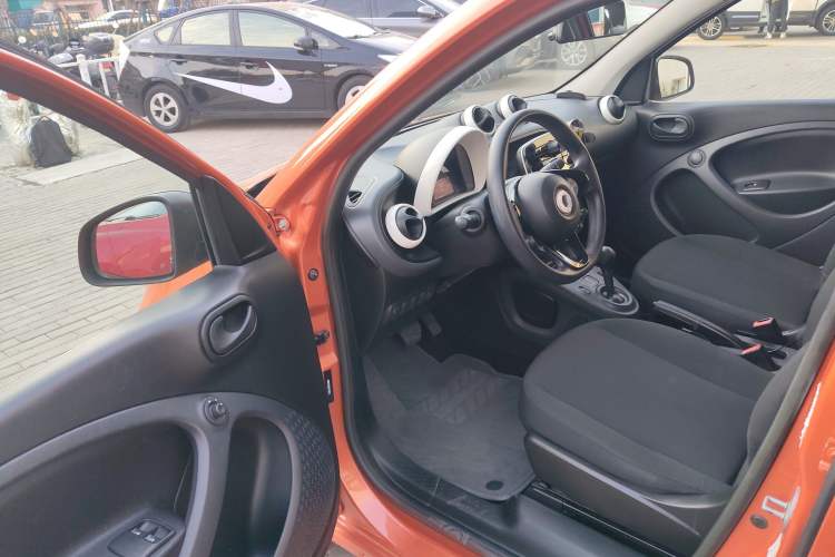 Used smart forfour 2018 1.0L 52 kW Dynamic Edition Interior 3