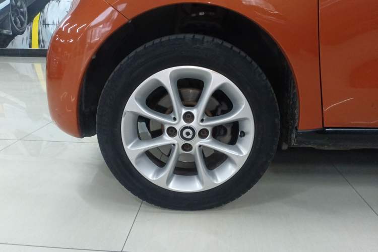 Used smart forfour 2018 1.0L 52 kW Dynamic Edition Left Front Wheel Hub