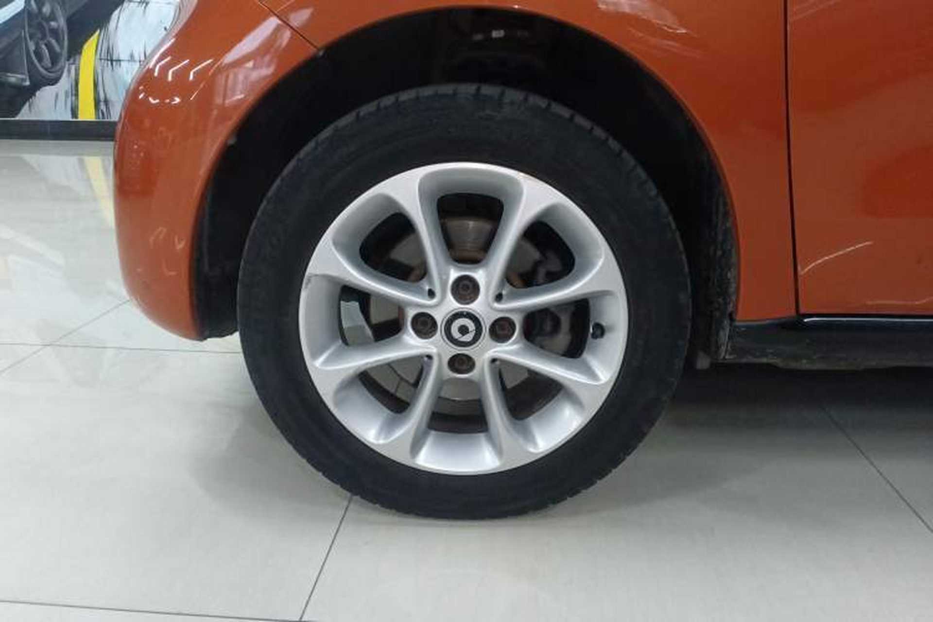 Used smart forfour 2018 1.0L 52 kW Dynamic Edition Left Front Wheel Hub