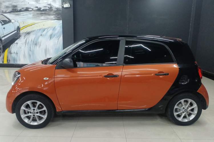 Used smart forfour 2018 1.0L 52 kW Dynamic Edition Left Side
