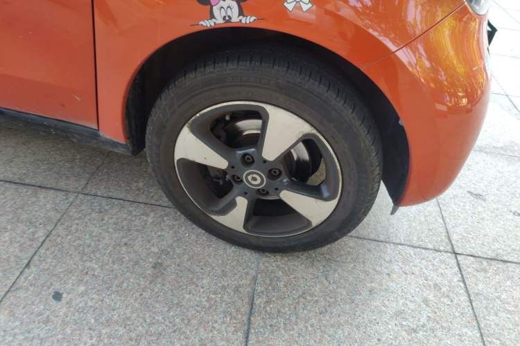 Used smart forfour 2018 1.0L 52kW Passion Edition Right Front Wheel Hub