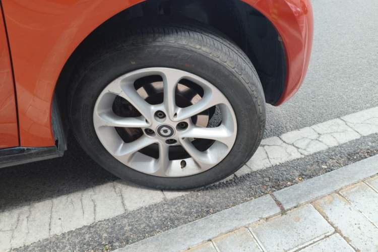 Used smart forfour 2018 1.0L 52 kW Dynamic Edition Right Front Wheel Hub