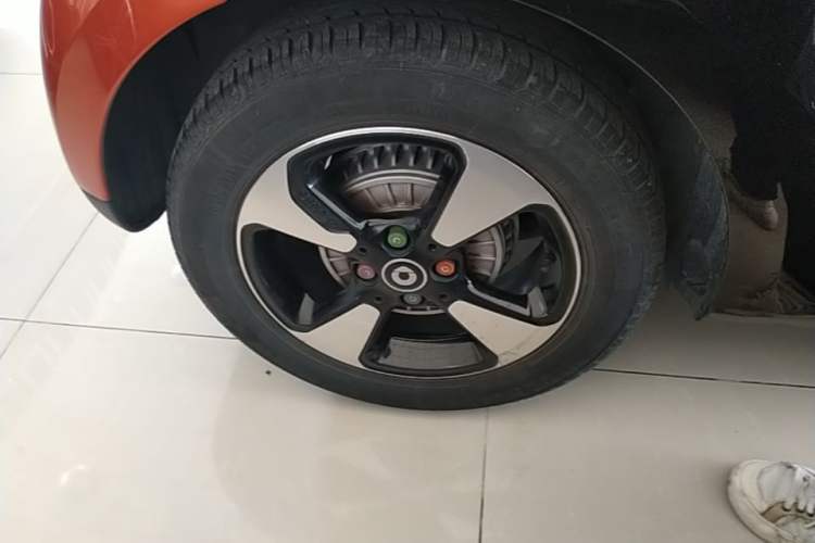 Used smart forfour 2018 1.0L 52kW Passion Edition Right Rear Wheel Hub