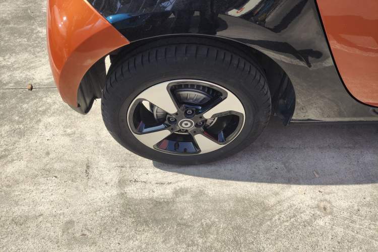 Used smart forfour 2018 1.0L 52kW Passion Edition Right Rear Wheel Hub