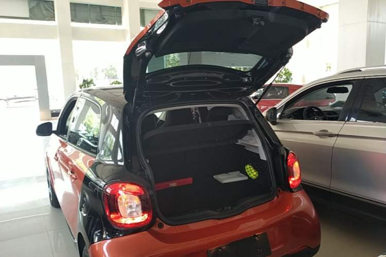 Used smart forfour 2018 1.0L 52kW Passion Edition Trunk