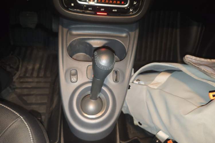 Used smart forfour 2018 0.9T 66 kW Pioneer Edition Gear Lever