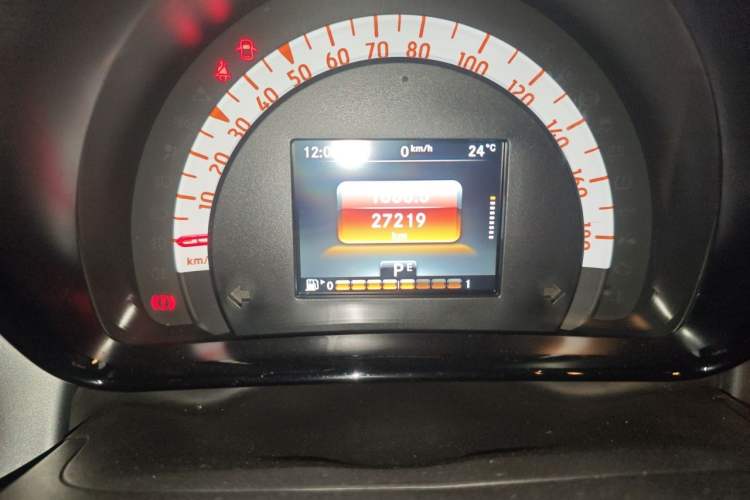 Used smart forfour 2018 0.9T 66 kW Pioneer Edition Odometer Close Up
