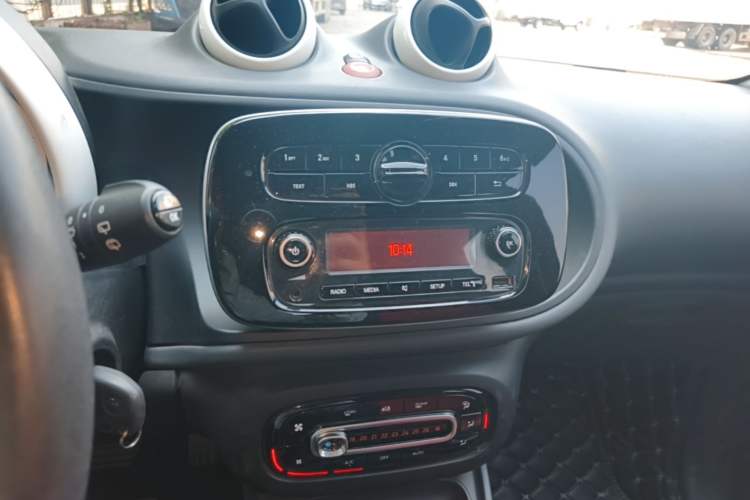 Used smart forfour 2018 1.0L 52 kW Dynamic Edition Audio And AC Panel