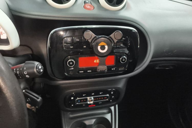 Used smart forfour 2018 1.0L 52 kW Dynamic Edition Audio And AC Panel