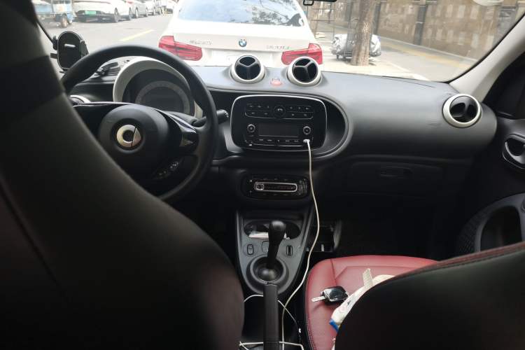 Used smart forfour 2018 1.0L 52 kW Dynamic Edition Center Console
