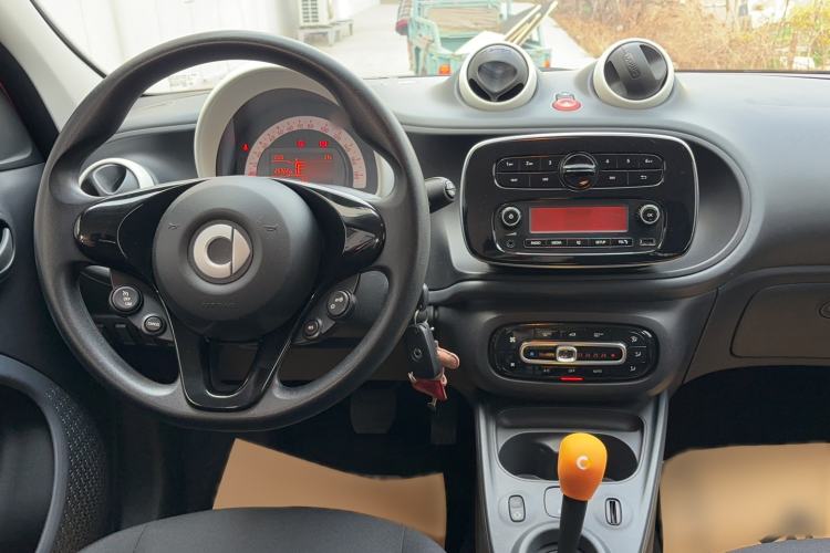 Used smart forfour 2018 1.0L 52 kW Dynamic Edition Center Console